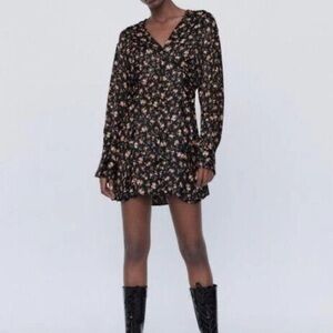 New Zara Medium Black
Multi Floral Mini V Neck Ruched Long Sleeve Dress